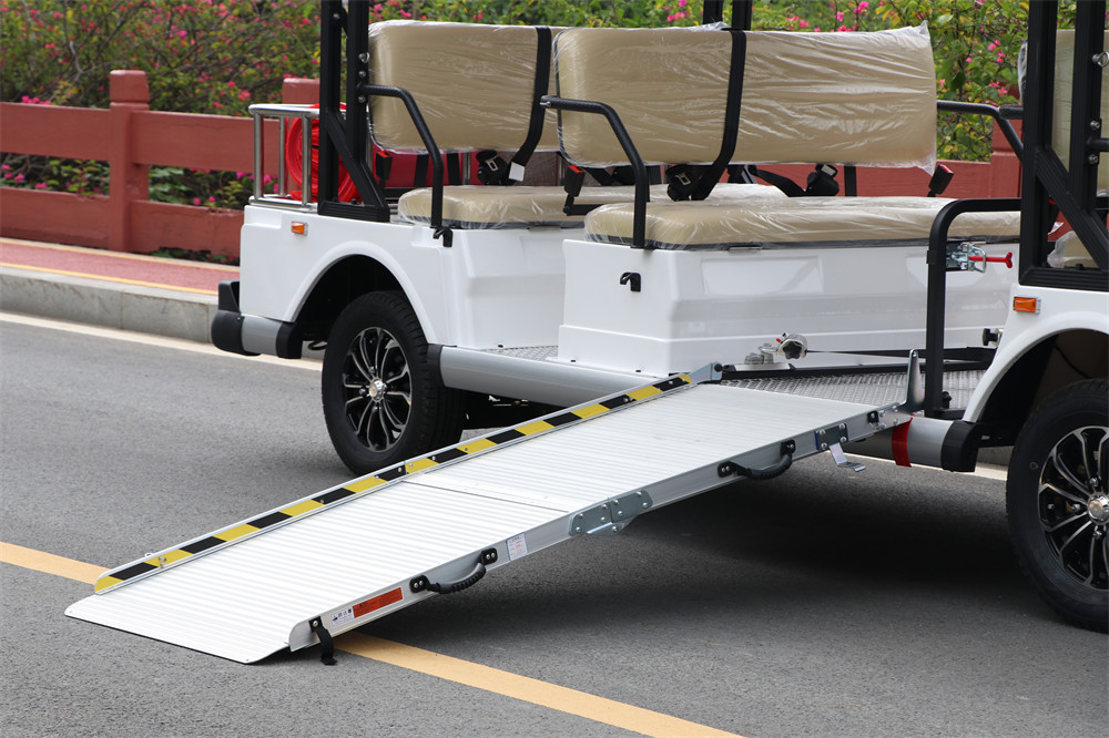 帶手動(dòng)折疊式輪椅上車(chē)導(dǎo)板的電動(dòng)車(chē) 帶手動(dòng)折疊式輪椅上車(chē)導(dǎo)板的電動(dòng)車(chē)