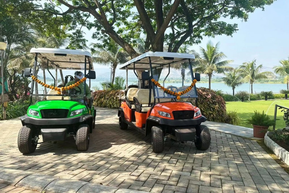 印度人將花環(huán)掛在高爾夫球車上 印度人將花環(huán)掛在高爾夫球車上